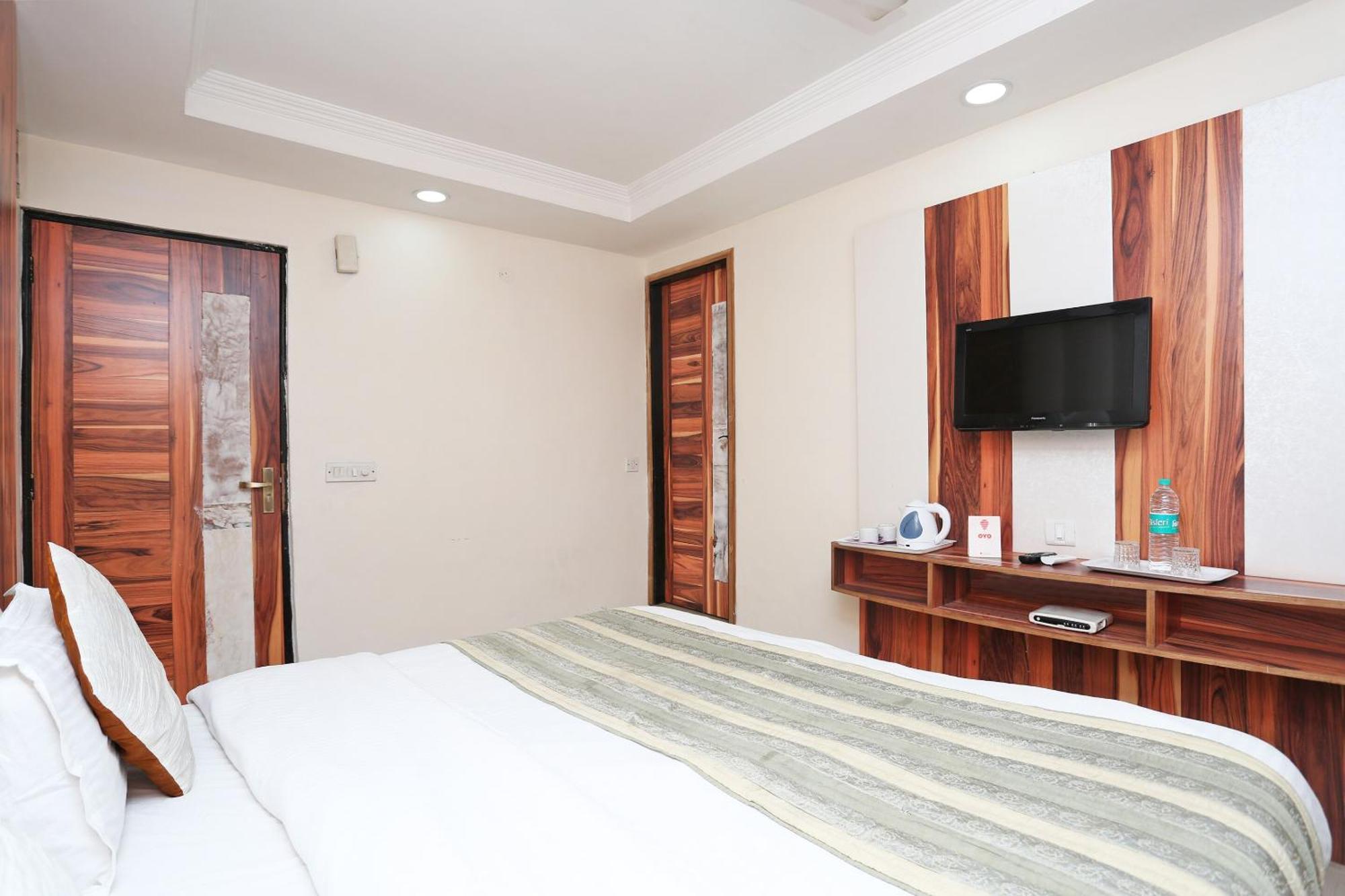 Oyo Flagship Hotel F Five Нью-Дели Экстерьер фото