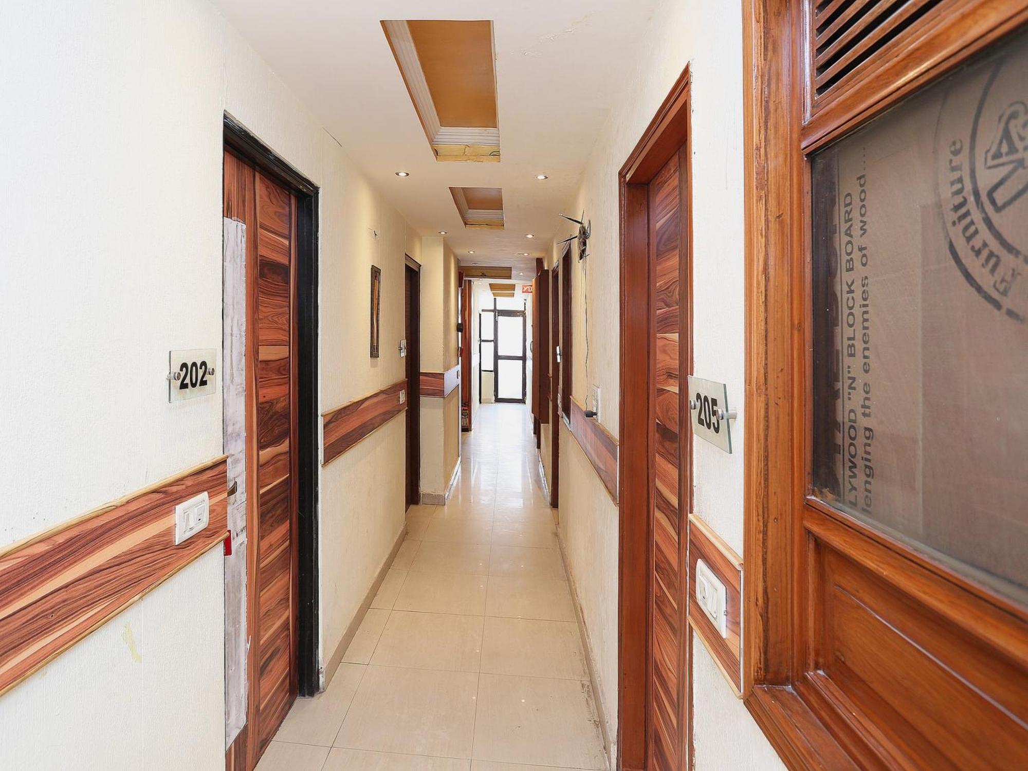 Oyo Flagship Hotel F Five Нью-Дели Экстерьер фото