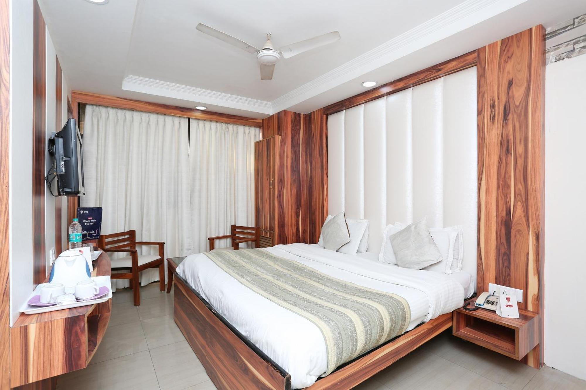 Oyo Flagship Hotel F Five Нью-Дели Экстерьер фото